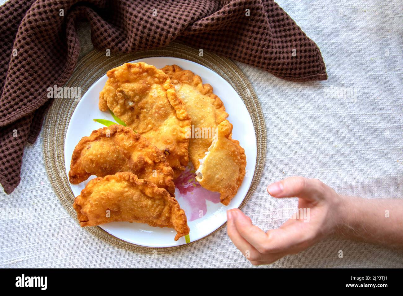 i bureaux dorati fritti sono disposti su un piatto Foto Stock