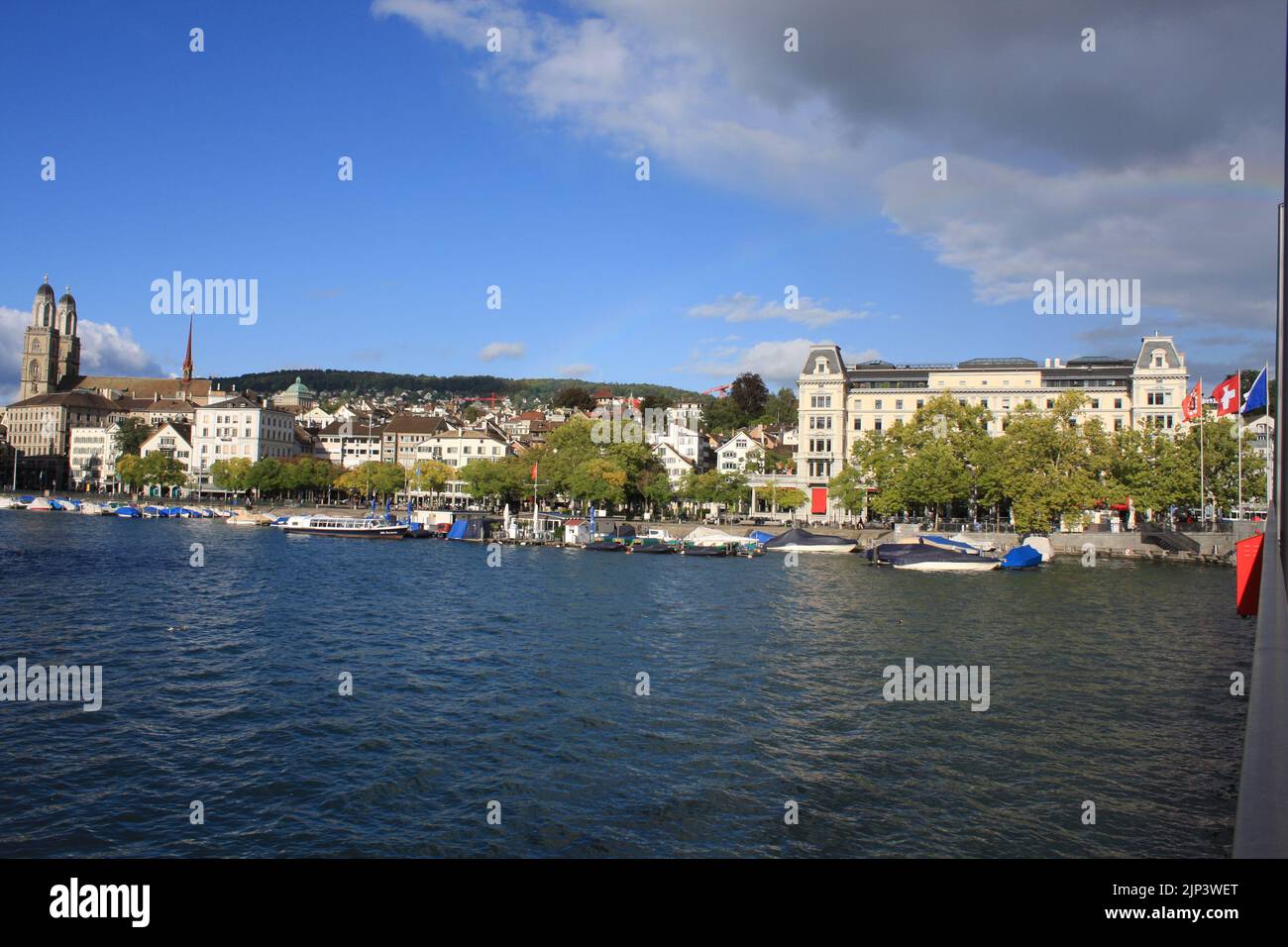 La riva del lago di Zurigo in una giornata di sole Foto Stock