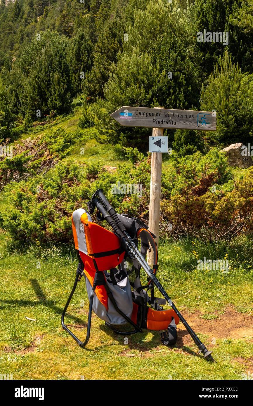 Uno zaino porta-bambino posto da un cartello, verticale Foto Stock