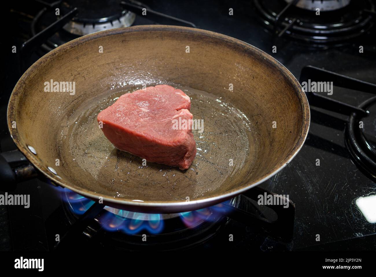 Un primo colpo di una bistecca di filetto grigliata nella padella nera Foto Stock