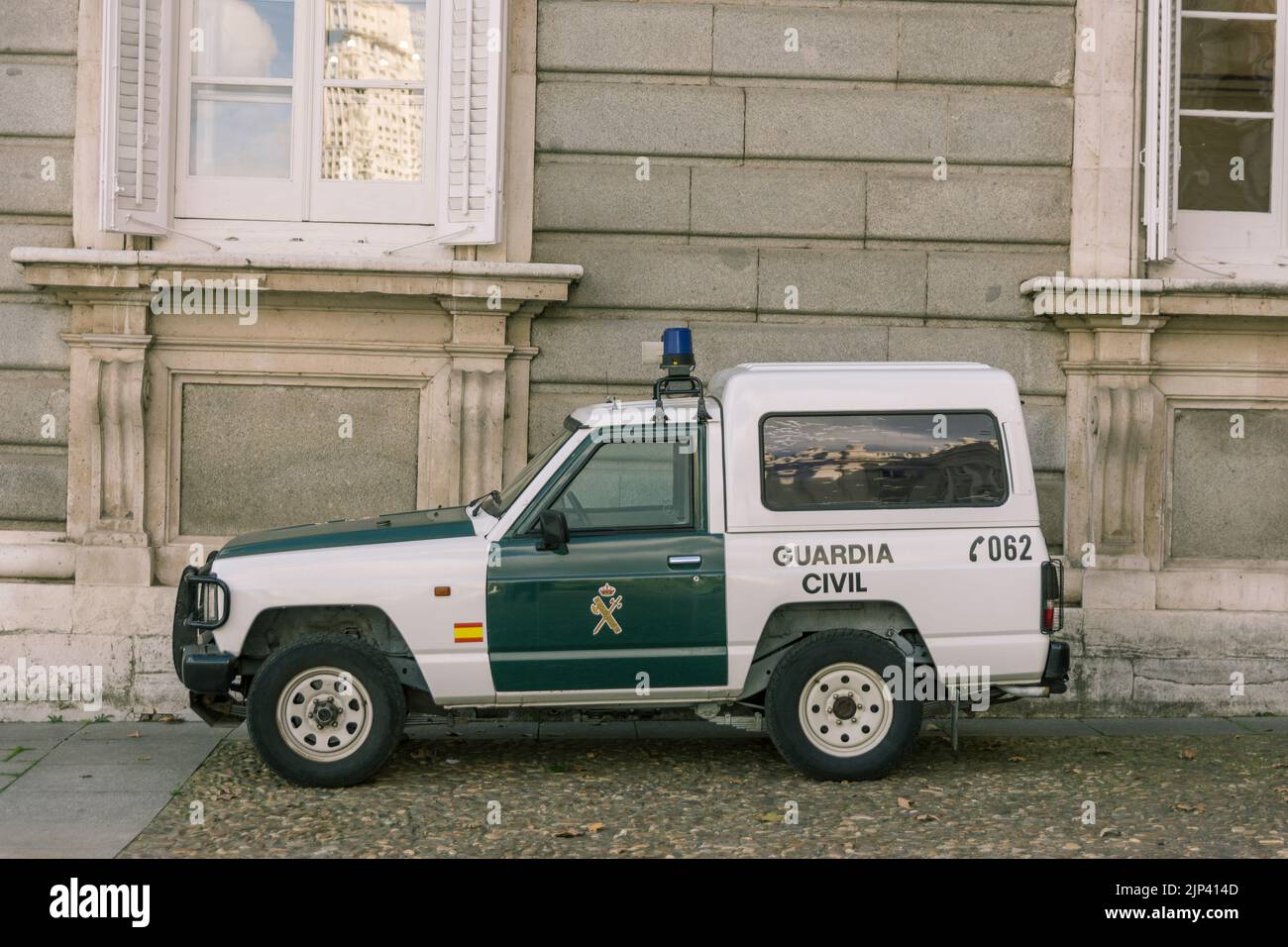 Un suv fuoristrada 4x4 classico della polizia spagnola parcheggiato in strada, Guardia Civil Nissan Patrol car Foto Stock
