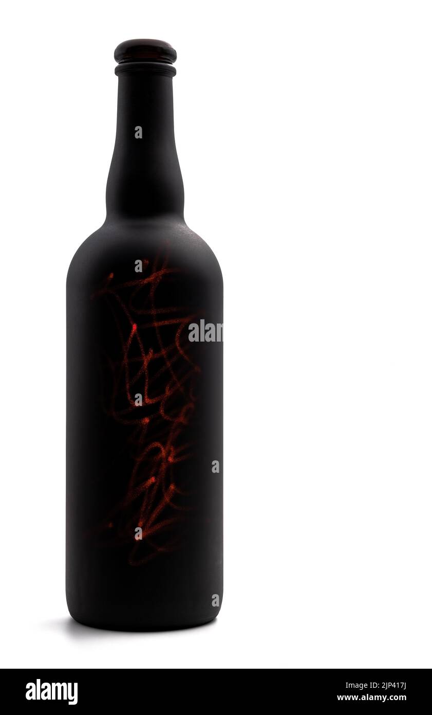 bottiglia di vino nero opaco con linee laser rosse su sfondo bianco Foto Stock