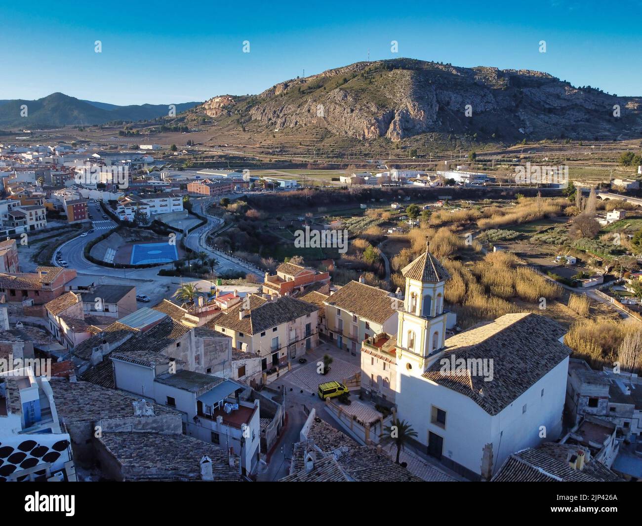 Una foto aerea della bellissima città di Cehegin in Spagna in una giornata di sole Foto Stock