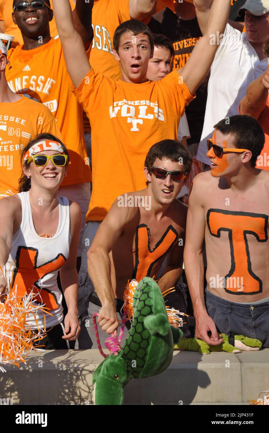 Gli studenti della University of Tennessee mostrano il loro fandom durante una partita a casa contro i Visiting Florida Gators al Neyland Stadium di Knoxville, Tennessee. Foto Stock