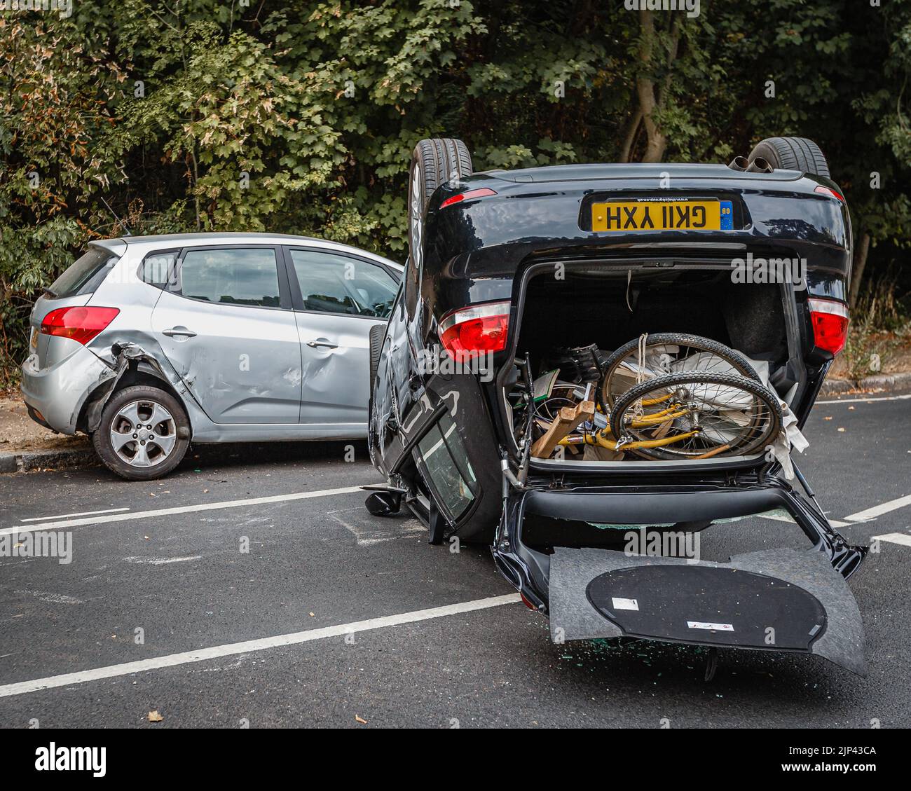 Un bagagliaio per auto si apre di un'auto rovesciata a seguito di un incidente ad Hampstead, Londra. Foto Stock