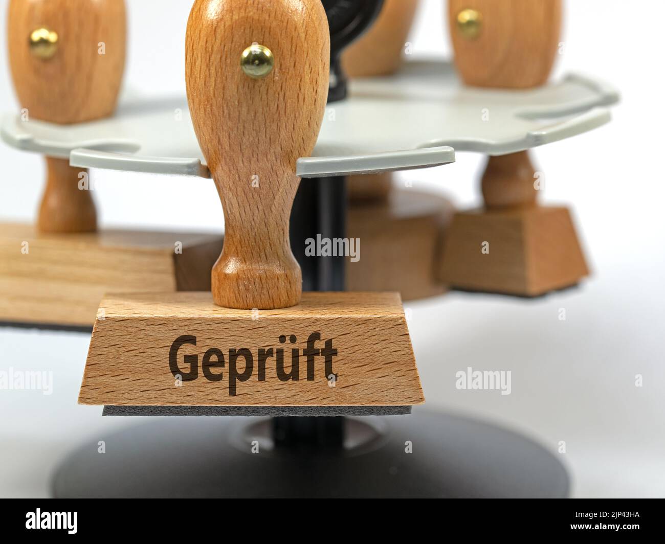 Timbro di legno con la scritta 'Geprüft', traduzione 'verificato' Foto Stock