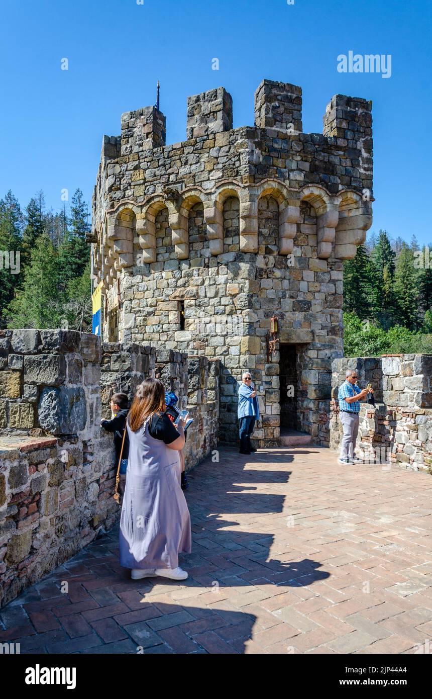 Castello di Amorosa, un'azienda vinicola in un castello toscano fittizio nella Napa Valley in California, USA, dove è possibile fare una degustazione di vini Foto Stock
