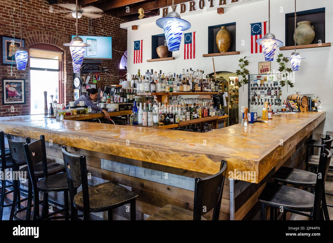 Un bar a Calistoga, California, con una vasta gamma di bottiglie di liquore al centro. Foto Stock