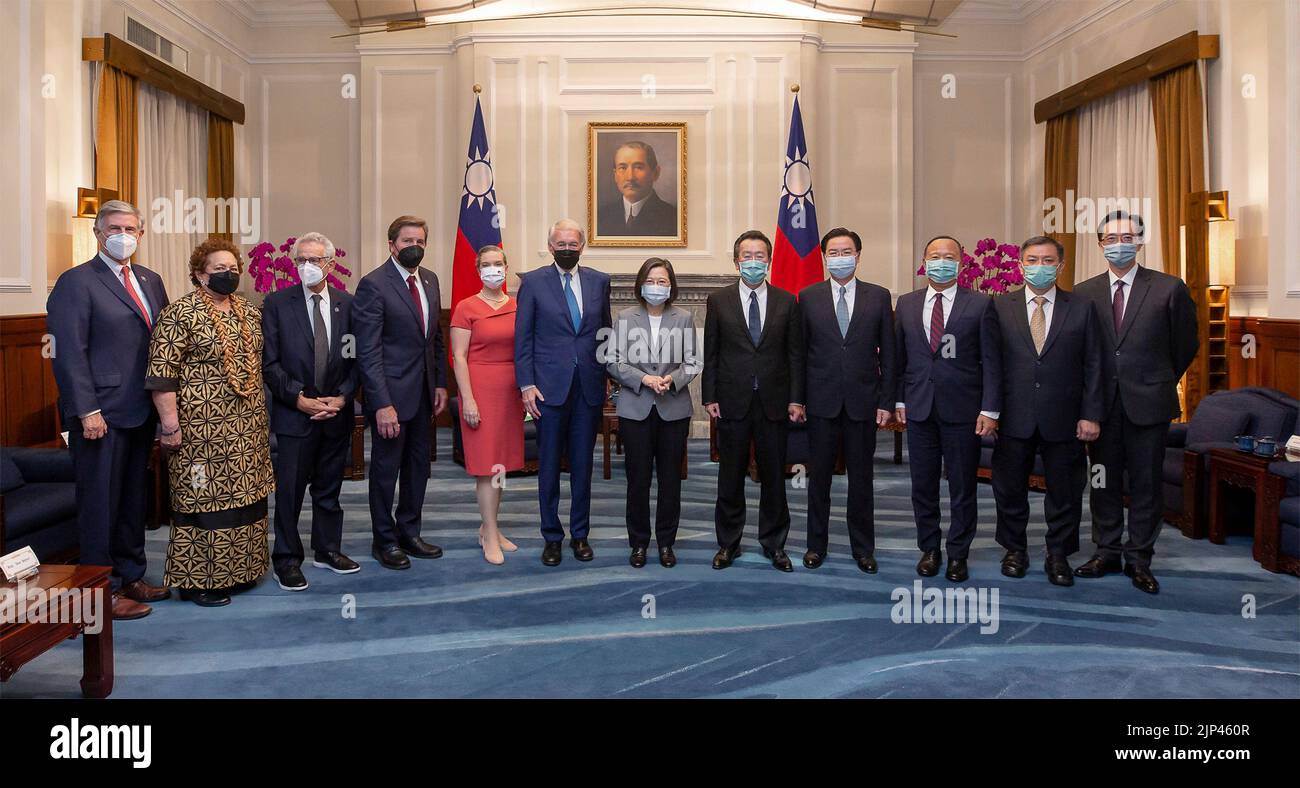 Taipei, Repubblica di Cina. 15th ago, 2022. Il presidente taiwanese Tsai ing-wen, al centro, sta per una foto di gruppo con una delegazione congressuale bipartisan all'ufficio presidenziale, il 15 agosto 2022 a Taipei, Taiwan. In piedi da sinistra a destra sono: Il Rep. Degli Stati Uniti Don Beyer, il Rep. Aumua Amata Coleman Radewagen, il Rep. Alan Lowenthal, il Rep. John Garamendi, il Direttore dell'AIT Sandra Oudkirk, il Sen. Ed Markey, il Presidente di Taiwan Tsai ing Wen, Yu Shyi-kun, Joseph Wu e i membri del governo di Taiwan. Credit: Wang Yu Ching/Ufficio presidenziale di Taiwan/Alamy Live News Foto Stock