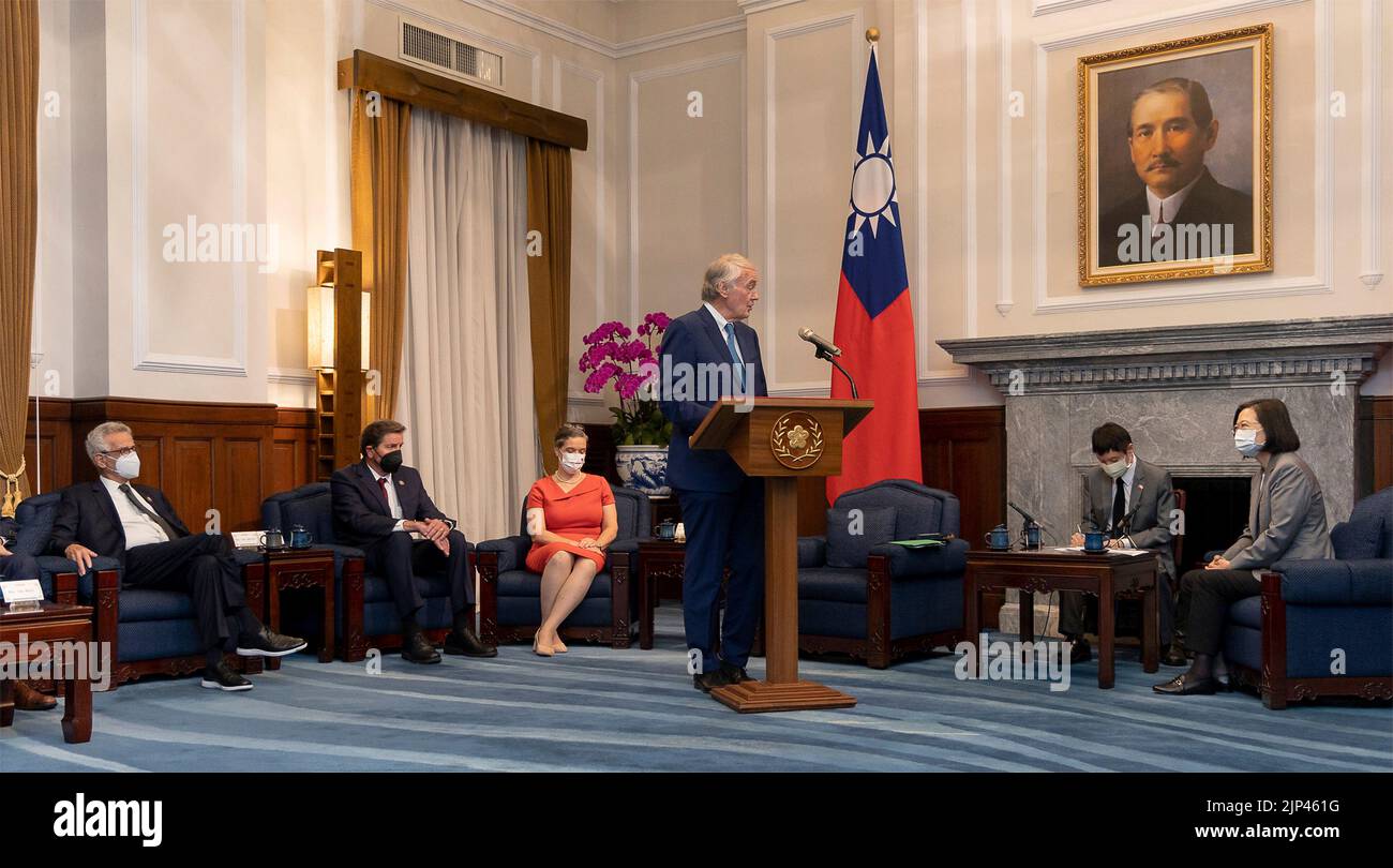 Taipei, Repubblica di Cina. 15th ago, 2022. Il senatore degli Stati Uniti ed Markey ha espresso le sue osservazioni durante un incontro con il presidente taiwanese Tsai ing-wen, a destra, presso l'ufficio presidenziale, il 15 agosto 2022 a Taipei, Taiwan. Seduti da sinistra sono: Il Rep. Alan Lowenthal, il Rep. John Garamendi, il Direttore dell'AIT Sandra Oudkirk, il Sen. Ed Markey, in piedi, e il Presidente di Taiwan Tsai ing Wen. Credit: Wang Yu Ching/Ufficio presidenziale di Taiwan/Alamy Live News Foto Stock