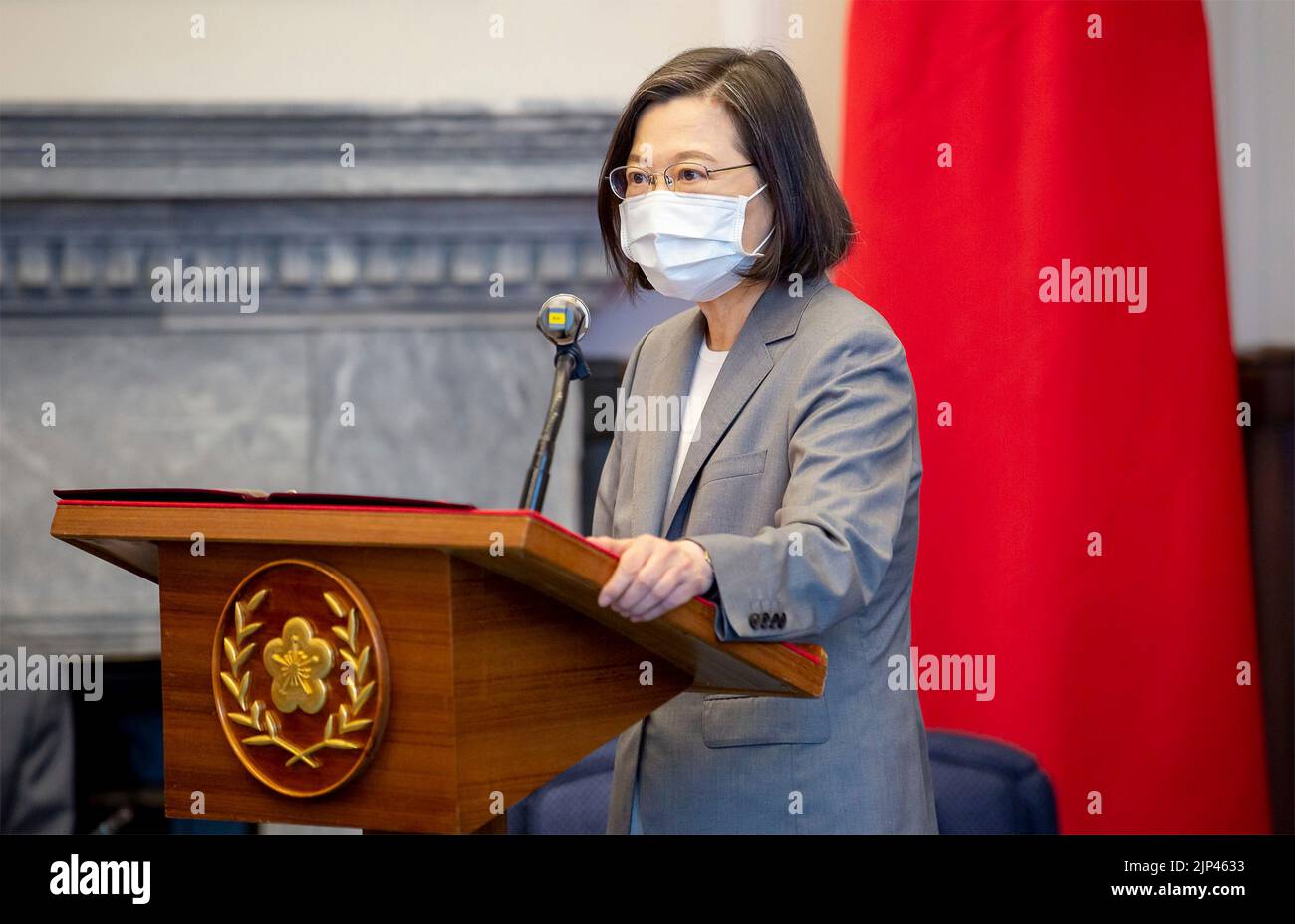 Taipei, Repubblica di Cina. 15th ago, 2022. Il presidente di Taiwan Tsai ing-wen, a destra, fa le sue osservazioni durante un incontro con una delegazione del Congresso degli Stati Uniti bipartisan presso l'ufficio presidenziale, il 15 agosto 2022 a Taipei, Taiwan. Credit: Wang Yu Ching/Ufficio presidenziale di Taiwan/Alamy Live News Foto Stock