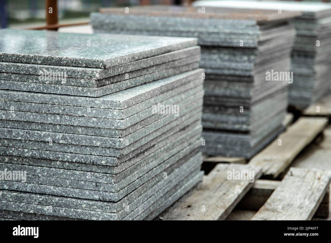 Pile di piastrelle di pietra grigia impilate su pallets Foto Stock