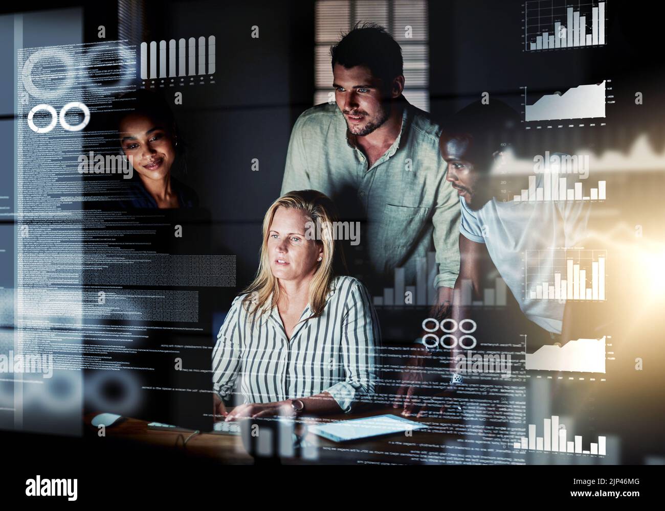 Gli ingegneri informatici leggono codice, dati cgi e analizzano grafici di effetti speciali mentre lavorano a tarda notte. Manager e team leader per aiutare i diversi Foto Stock