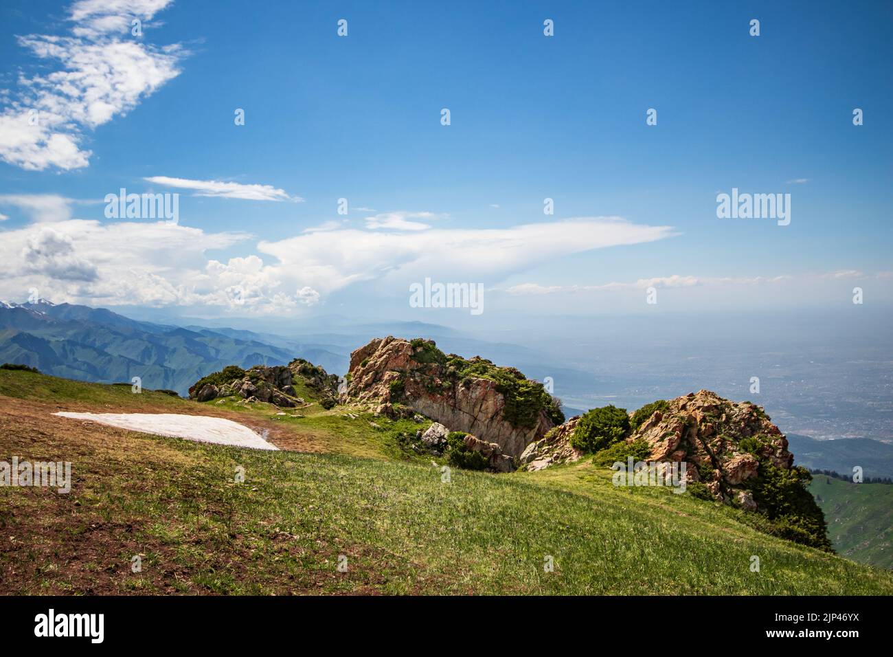 Cima della montagna 3 fratelli, un popolare luogo di trekking vicino Almaty, copia spazio Foto Stock