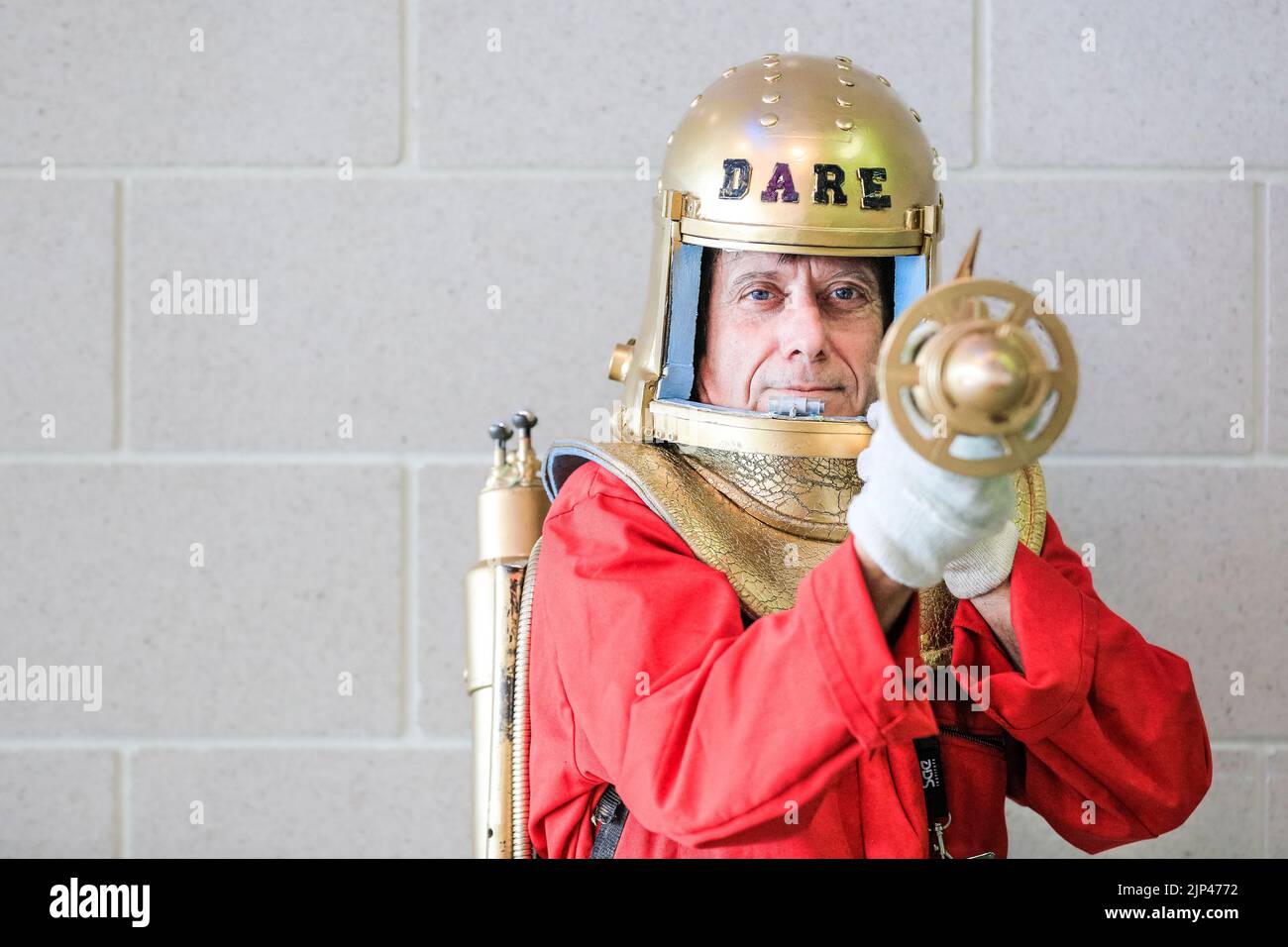 Cosmayer, uomo con casco rosso e tuta spaziale al MCM Comic con di Excel London, Inghilterra, Regno Unito Foto Stock