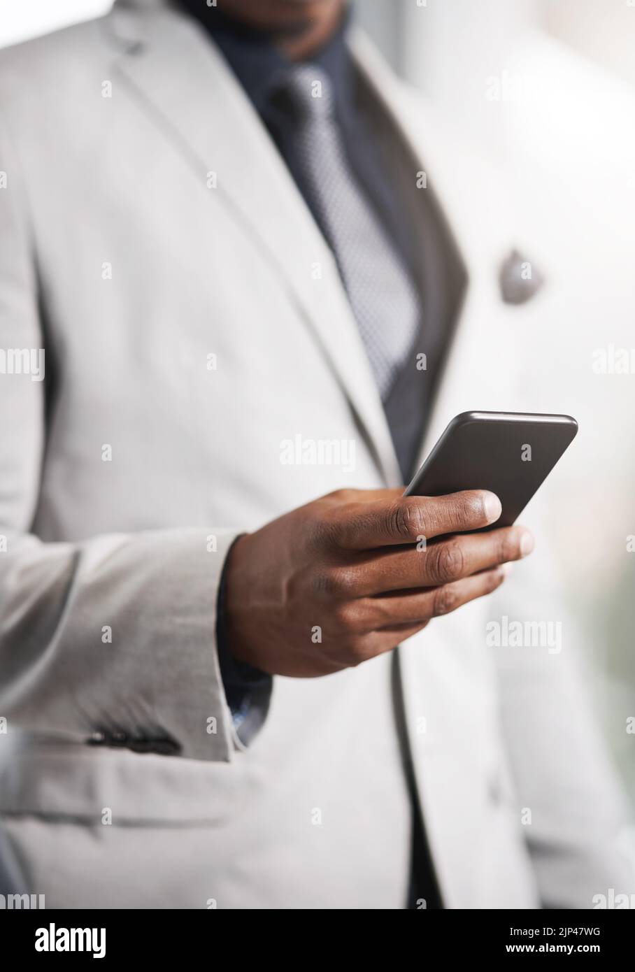 Il suo gateway nel mantenere il suo vantaggio nel gioco d'affari. Primo piano di un uomo d'affari irriconoscibile utilizzando un cellulare. Foto Stock