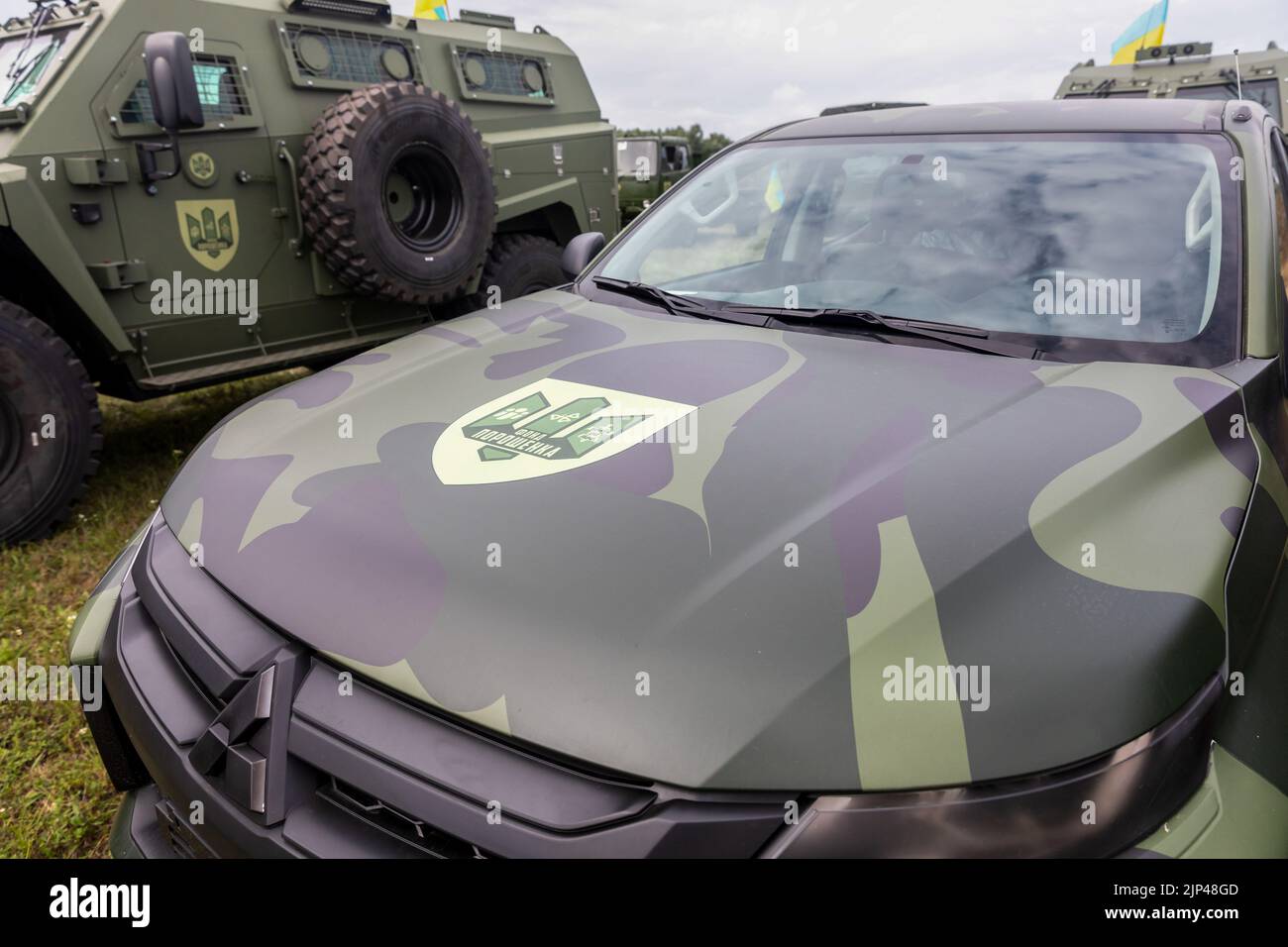 Kiev, Ucraina. 10th ago, 2022. Una varietà di veicoli militari sono visti sul campo durante il loro trasferimento alle forze armate. Un lotto di 11 nuovi veicoli blindati CON SCUDO MLS di produzione italiana acquistati dal fondo Poroshenko è stato consegnato alle forze d'assalto dell'Ucraina. Credit: SOPA Images Limited/Alamy Live News Foto Stock