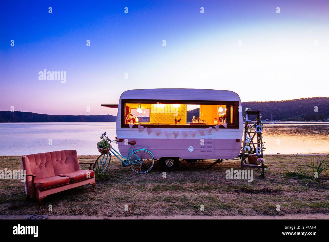 Un bar mobile caravan in una splendida posizione sul lungomare Foto Stock