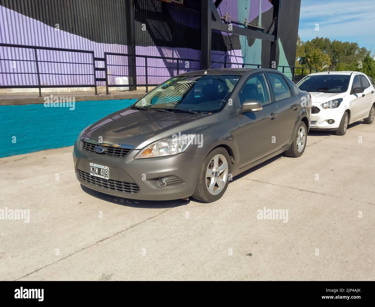 Auto grigia Ford Focus Hatch quattro porte berlina fine 2010s parcheggiato in un magazzino cortile. Foto Stock