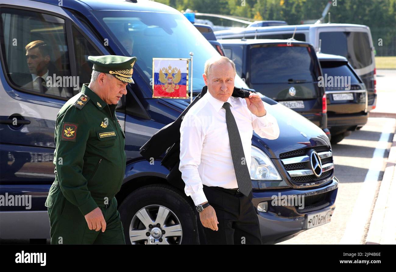 Kubinka, Russia. 15th ago, 2022. Il presidente russo Vladimir Putin, a destra, cammina con il ministro della Difesa Sergei Shoigu sulla strada per la cerimonia di apertura del Forum tecnico militare Internazionale dell'Armata 2022 e del Parco Patriottico delle forze armate dei Giochi internazionali dell'Armata 15 agosto 2015 a Kubinka, Russia. Credit: Mikhail Klimentyev/Kremlin Pool/Alamy Live News Foto Stock