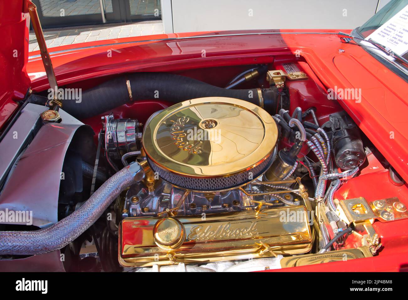 parti motore placcate oro in una chevrolet corvette degli anni sessanta alla fiera oldtimer di colonia, vista vano motore Foto Stock