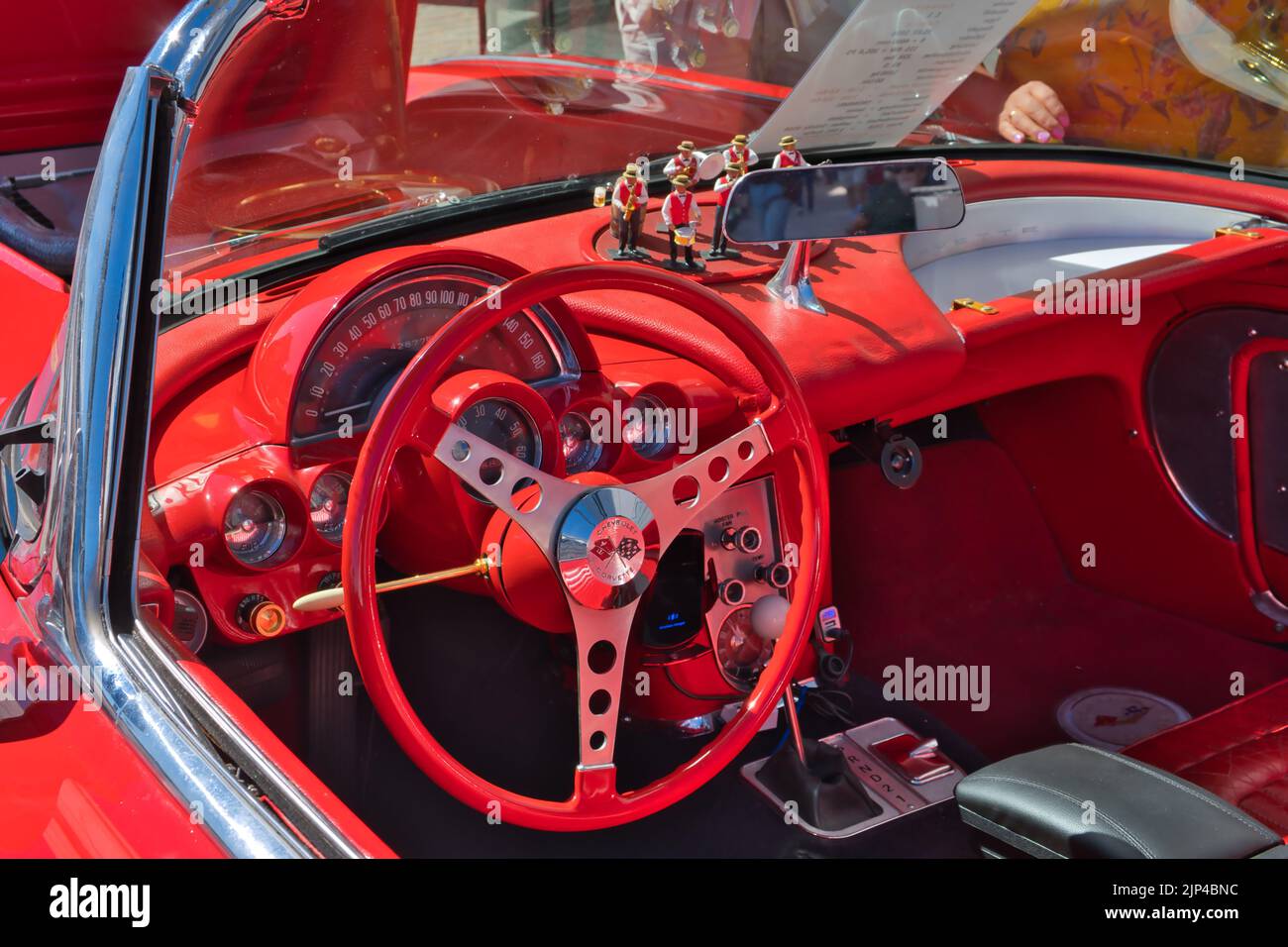 vista dell'interno rosso di una chevrolet corvette degli anni sessanta alla mostra oldtimer di colonia Foto Stock
