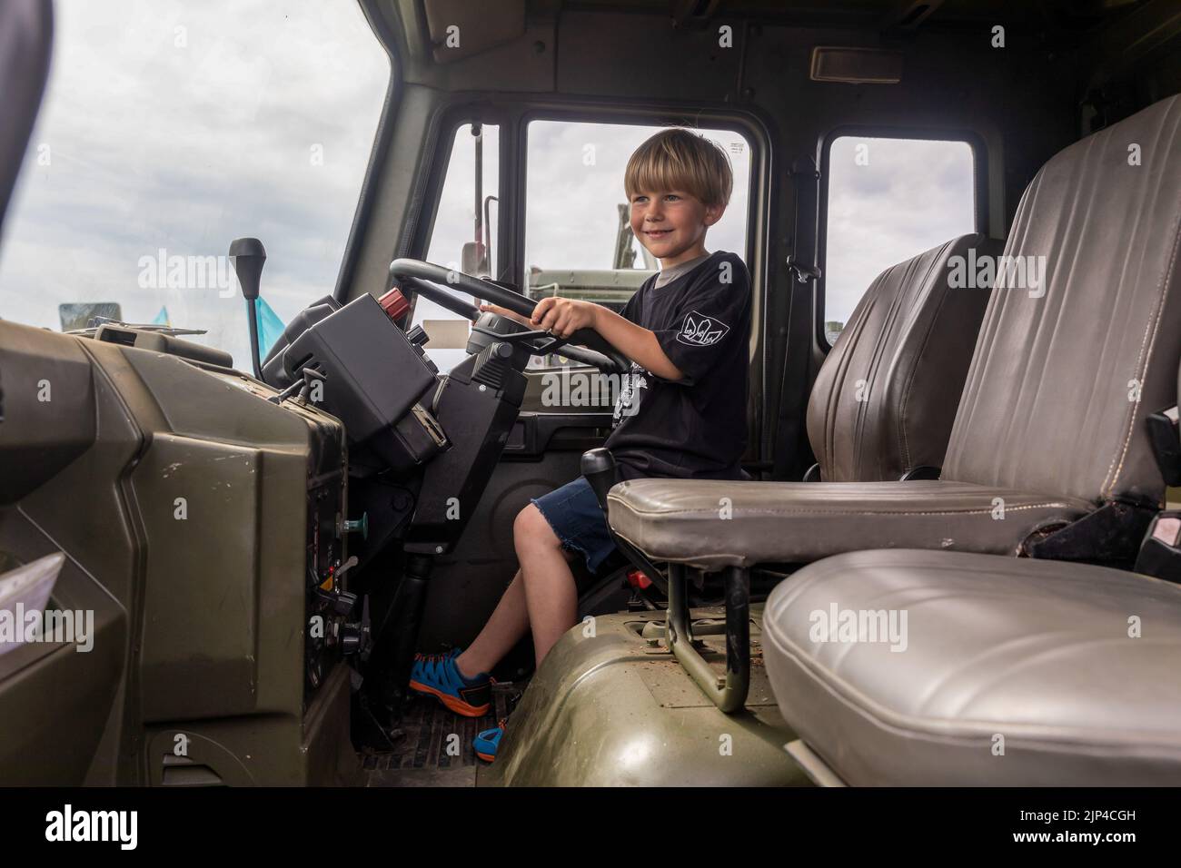 Kiev, Ucraina. 10th ago, 2022. Il ragazzo, figlio di uno degli attivisti Gromad Sprav, è visto alla guida di un camion. Un lotto di 11 nuovi veicoli blindati CON SCUDO MLS di produzione italiana acquistati dal fondo Poroshenko è stato consegnato alle forze d'assalto dell'Ucraina. (Credit Image: © Mykhaylo Palinchak/SOPA Images via ZUMA Press Wire) Foto Stock