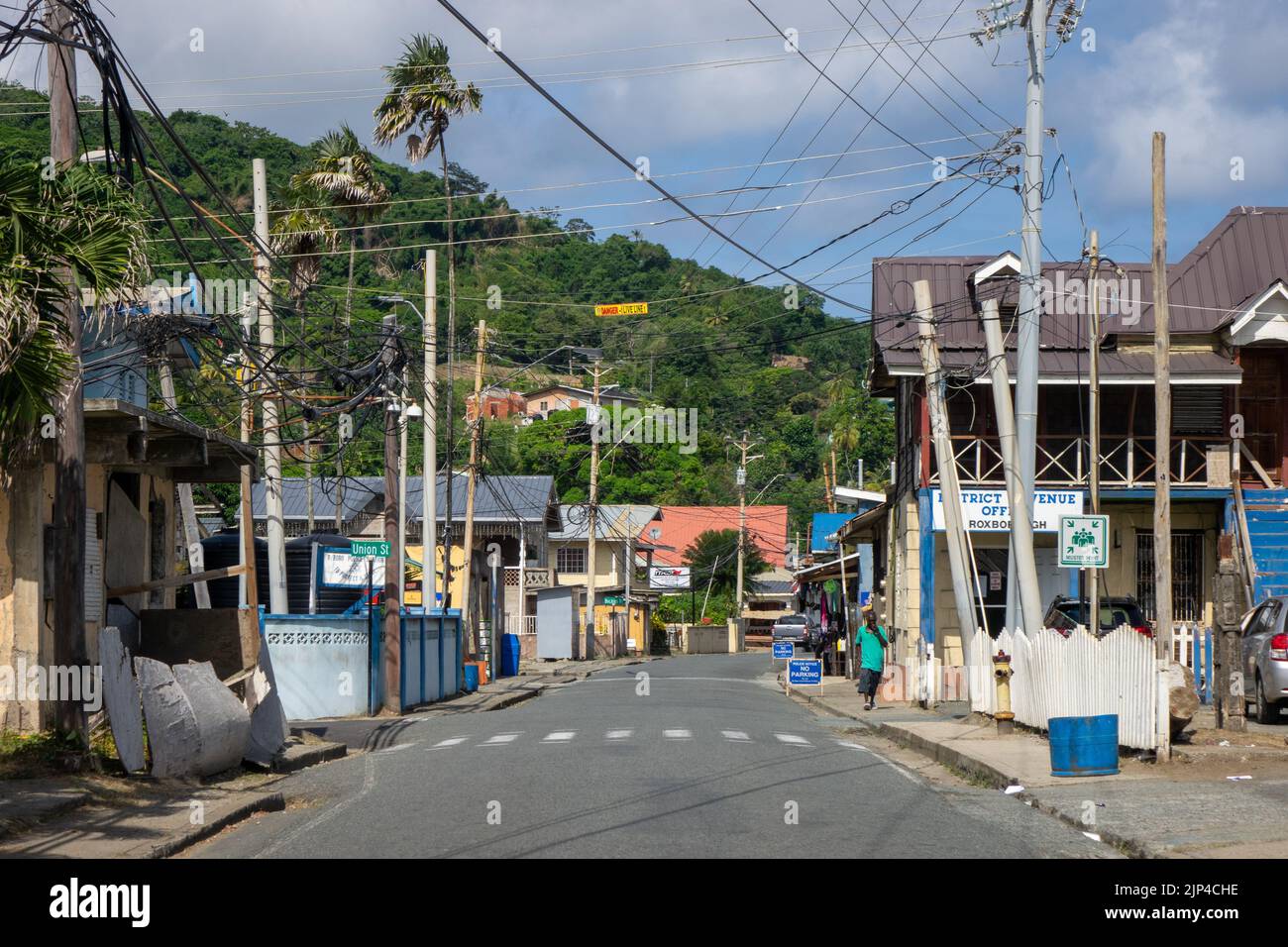 Strada a Roxborough, Tobago, Trinidad e Tobago W.I. Roxborough fa parte dell'uomo di Tobago Nord-Est dell'UNESCO e della Riserva della Biosfera Foto Stock