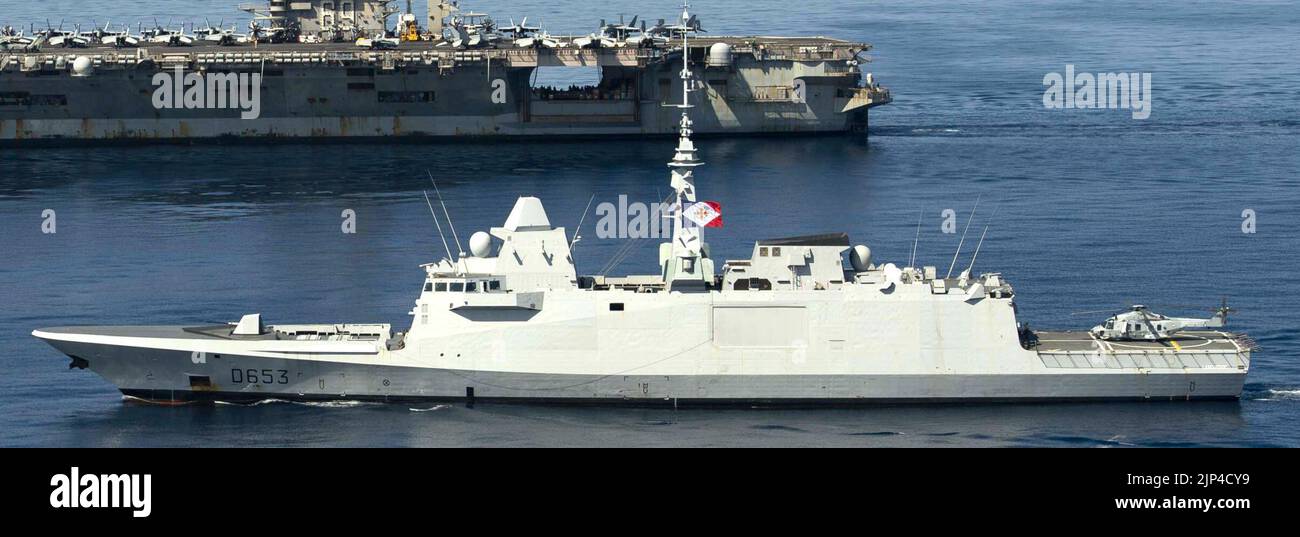 La fregata navale francese FS Languedoc (D653), parte anteriore, naviga lungo la USS Dwight D. Eisenhower (CVN 69) nel Mar Mediterraneo. (51080966828) (tagliato) Foto Stock