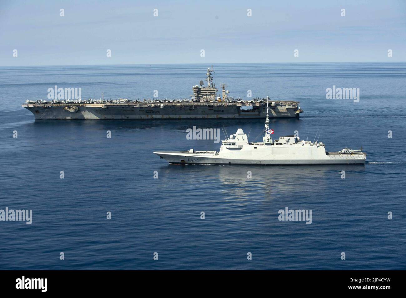 La fregata navale francese FS Languedoc (D653), parte anteriore, naviga lungo la USS Dwight D. Eisenhower (CVN 69) nel Mar Mediterraneo. (51080966828) Foto Stock