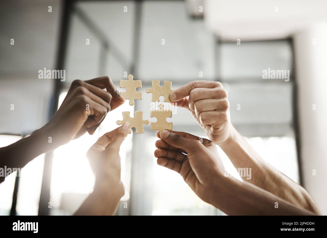 Gli uomini d'affari hanno a disposizione un puzzle che mostra la soluzione, la risoluzione dei problemi e il lavoro di squadra. Attività di gruppo o team in fase di completamento, completamento di un progetto di attività o. Foto Stock