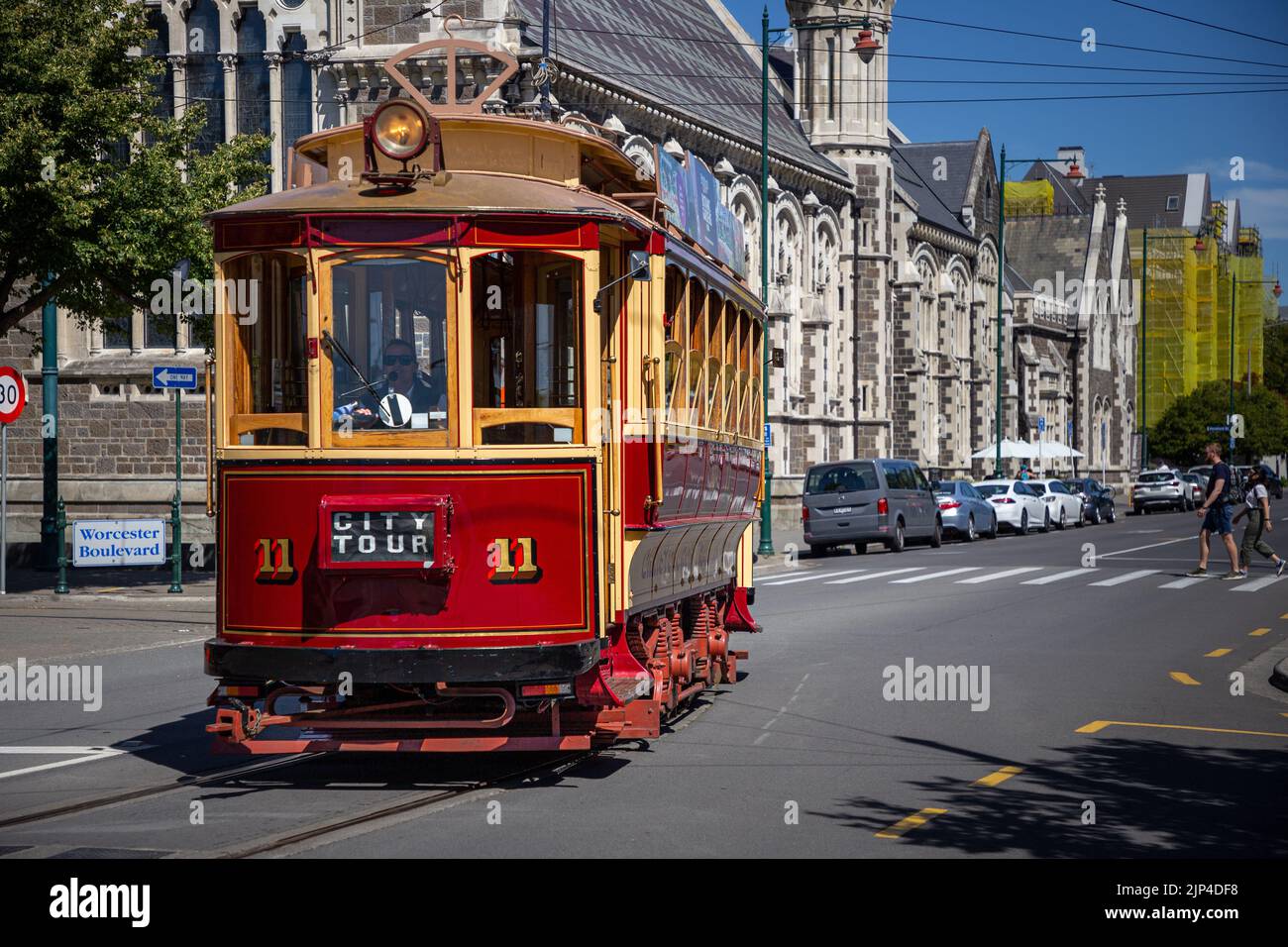 Street Tram che gira su Rolleston Avenue di fronte all'Arts Centre di Christchurch, Nuova Zelanda. Foto Stock