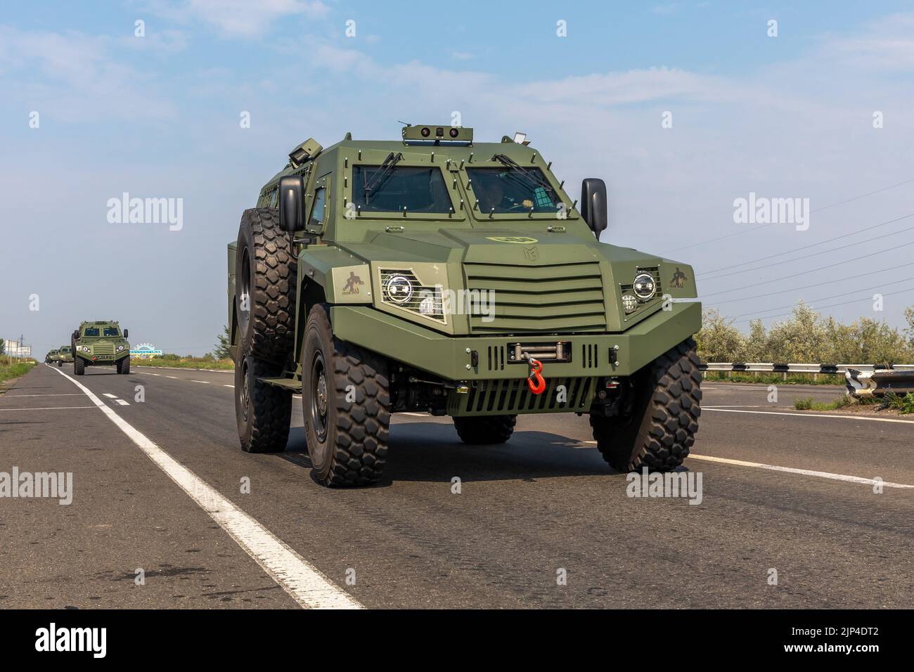 11 agosto 2022, Donetsk reg, Ucraina: Una colonna di auto blindate visto sulla strada quando si spostano nella regione delle ostilità. Un lotto di 11 nuovi veicoli blindati CON SCUDO MLS di produzione italiana acquistati dal fondo Poroshenko è stato consegnato alle forze d'assalto dell'Ucraina. (Credit Image: © Mykhaylo Palinchak/SOPA Images via ZUMA Press Wire) Foto Stock