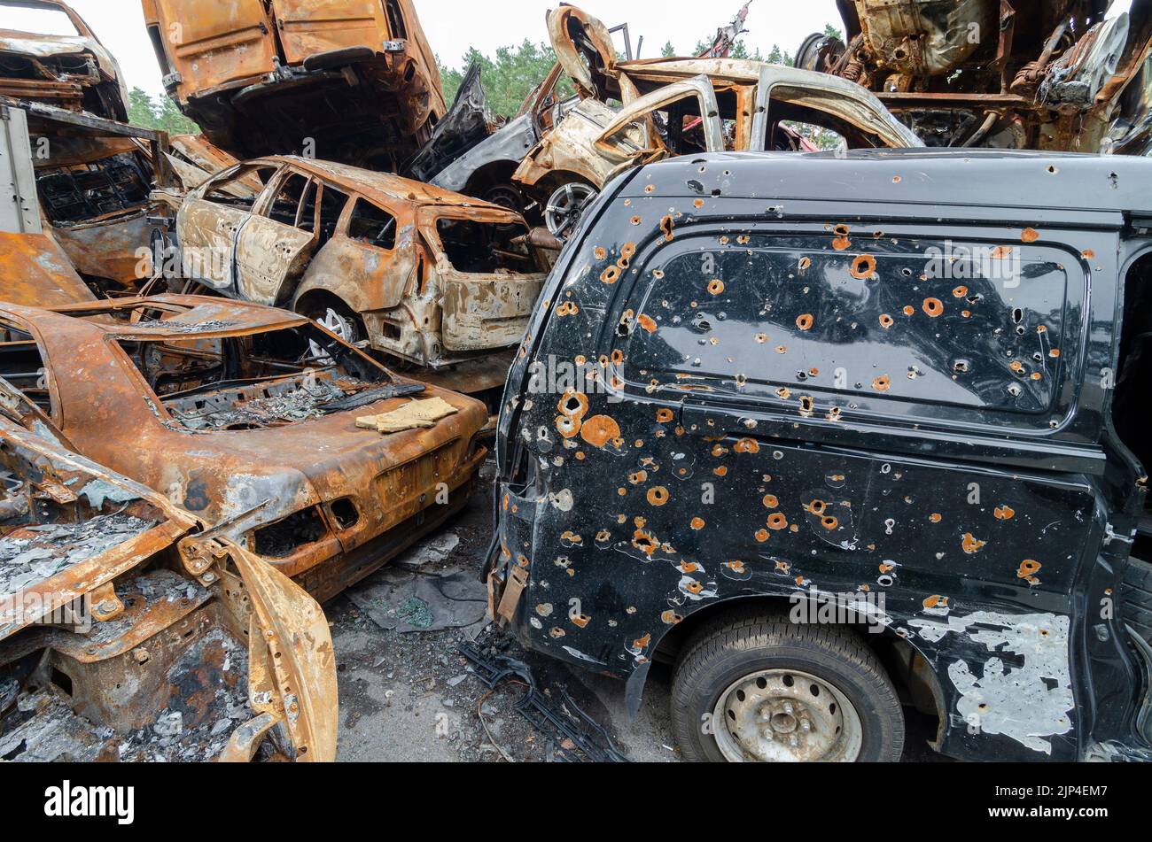 Cimitero auto. Stoccaggio di auto bruciate vicino a Kyiv, Ucraina Foto Stock