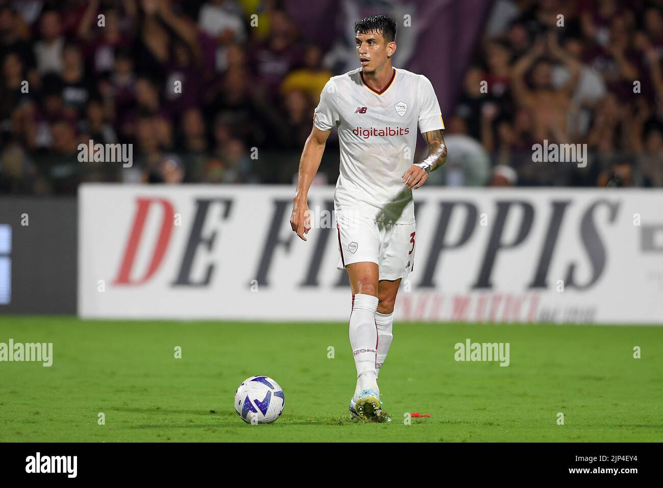 Roger Ibañez di Roma durante la partita di Serie A tra US Salernitana 1919 e AS Roma allo Stadio Arechi di Salerno, Italia, il 14 agosto 2022. Foto di Ni Foto Stock