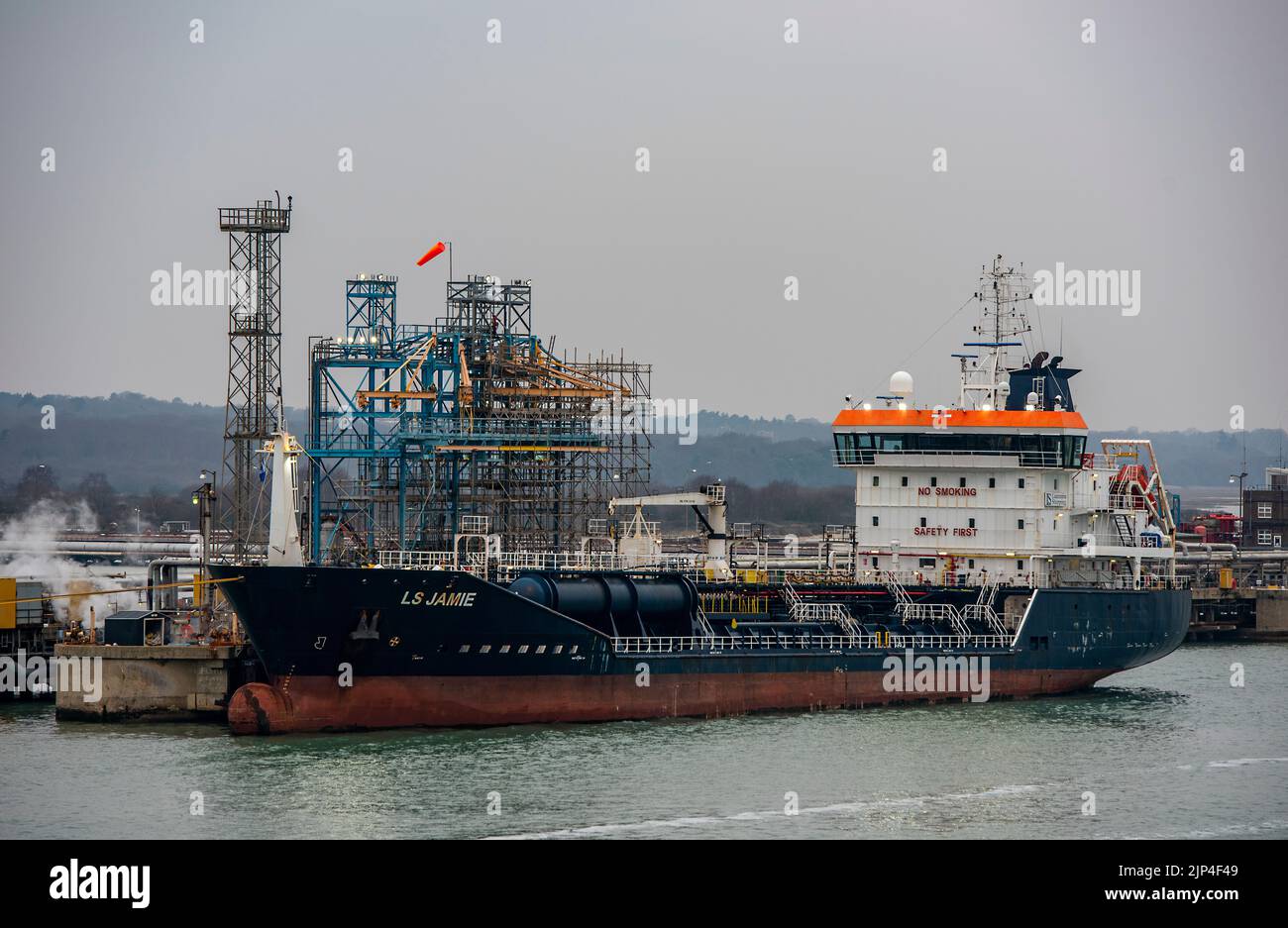 L S Jamie petroliera chimica accanto allo stabilimento pwtrochemical della raffineria petrolifera exxon mobil esso di fawley, southampton Water uk. Foto Stock