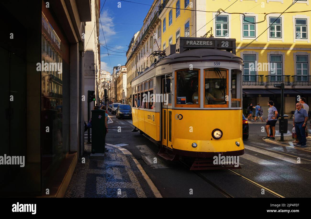 Lisbona, Portogallo, 10,2021 ottobre: Chiado questo è il famoso e classico tram 28e. Foto Stock