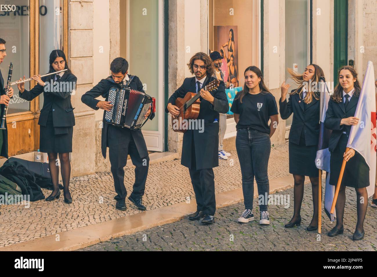 Lisbona, Portogallo, Ottobre 10,2021:Chiado Un gruppo di studiosi suonavano musica per strada. Foto Stock