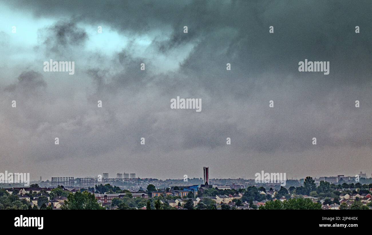 Glasgow, Scozia, Regno Unito 15th agosto 2022. UK Weather: Cielo tempestoso e pioggia sull'estremità occidentale della città e la torre del tribunale dell'anniesland. Credit Gerard Ferry/Alamy Live News Foto Stock