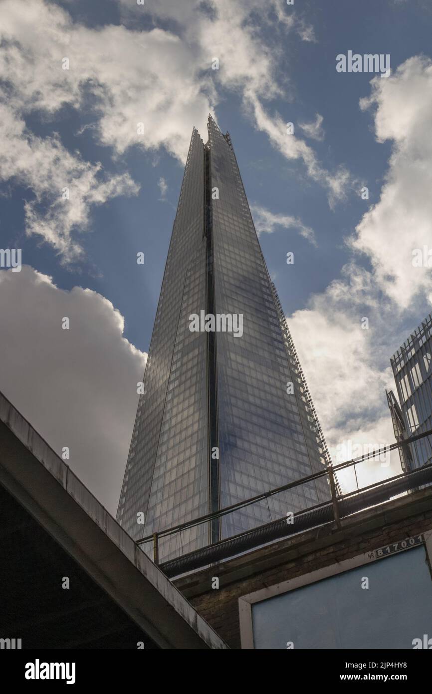 Un'immagine verticale ad angolo basso di un alto edificio sotto il cielo con nuvole a Londra, nel Regno Unito Foto Stock