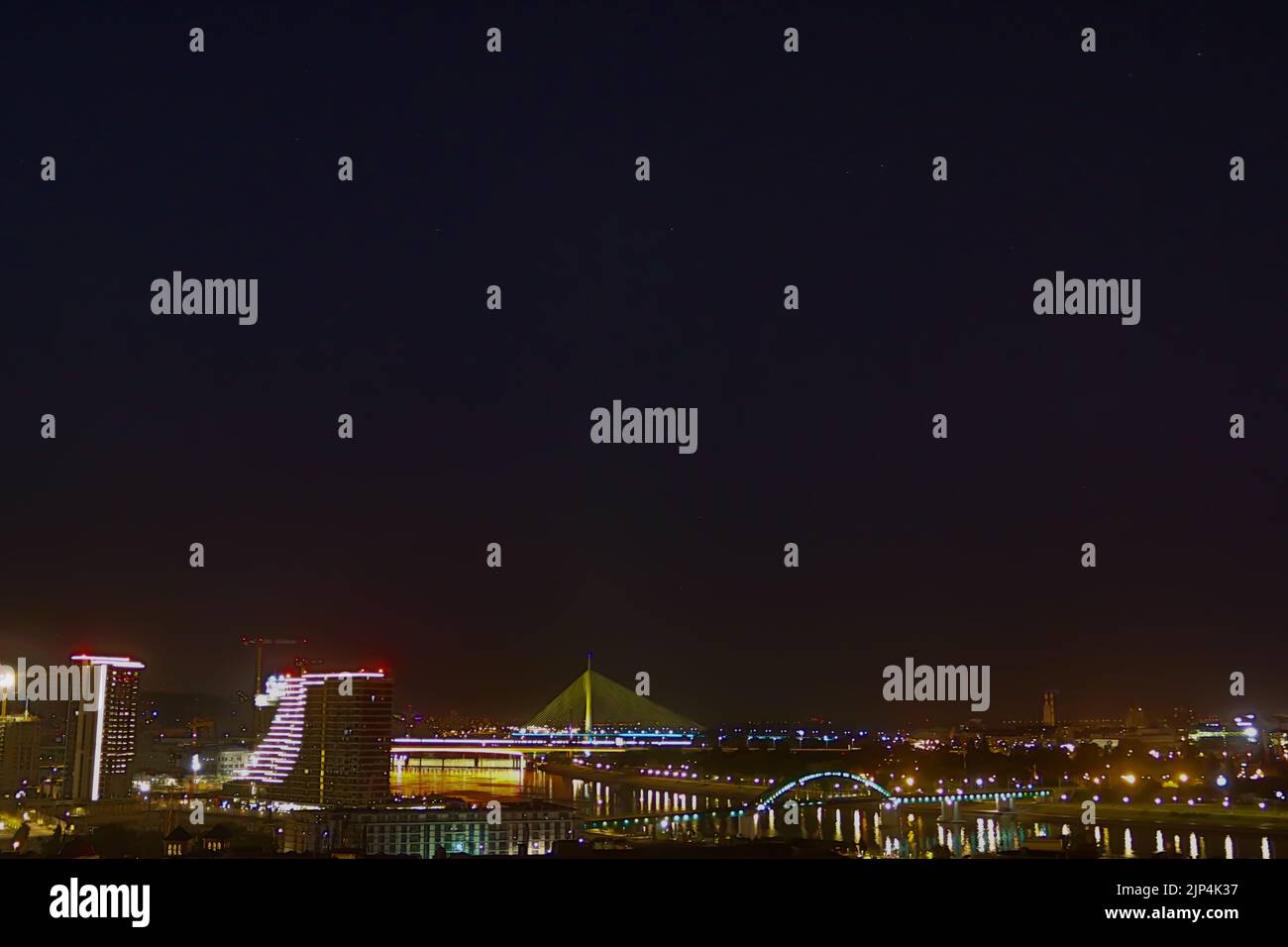Vista notturna panoramica su Belgrado, (Beograd in serbo), o sul Danubio e sulla parte vecchia ma anche nuova della città Foto Stock