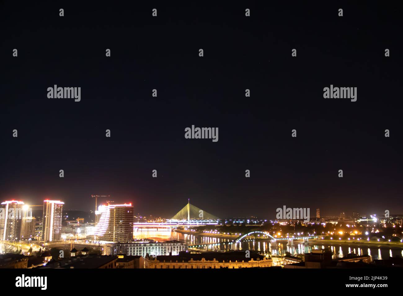 Vista notturna panoramica su Belgrado, (Beograd in serbo), o sul Danubio e sulla parte vecchia ma anche nuova della città Foto Stock