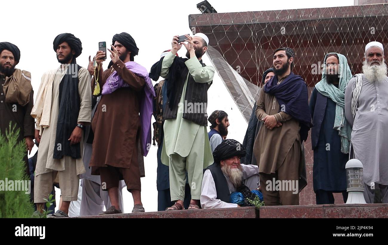 Lunedì 15 agosto 2022 i talebani e i loro sostenitori hanno tenuto una manifestazione a sostegno del primo anniversario del regime talebano davanti alla precedente ambasciata statunitense a Kabul, in Afghanistan. Foto di Shekib Mohammadyl/UPI Credit: UPI/Alamy Live News Foto Stock