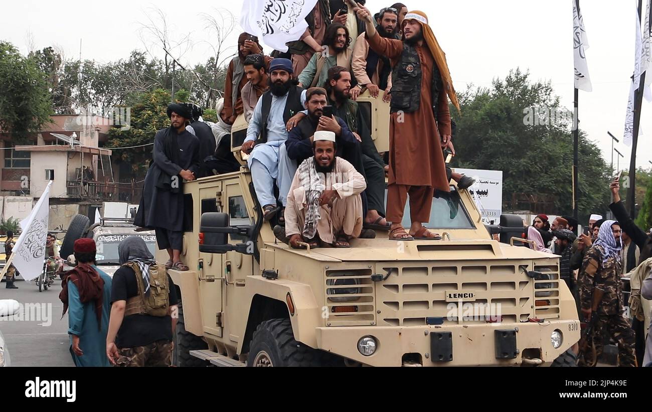 Lunedì 15 agosto 2022 i talebani e i loro sostenitori hanno tenuto una manifestazione a sostegno del primo anniversario del regime talebano davanti alla precedente ambasciata statunitense a Kabul, in Afghanistan. Foto di Shekib Mohammadyl/UPI Credit: UPI/Alamy Live News Foto Stock