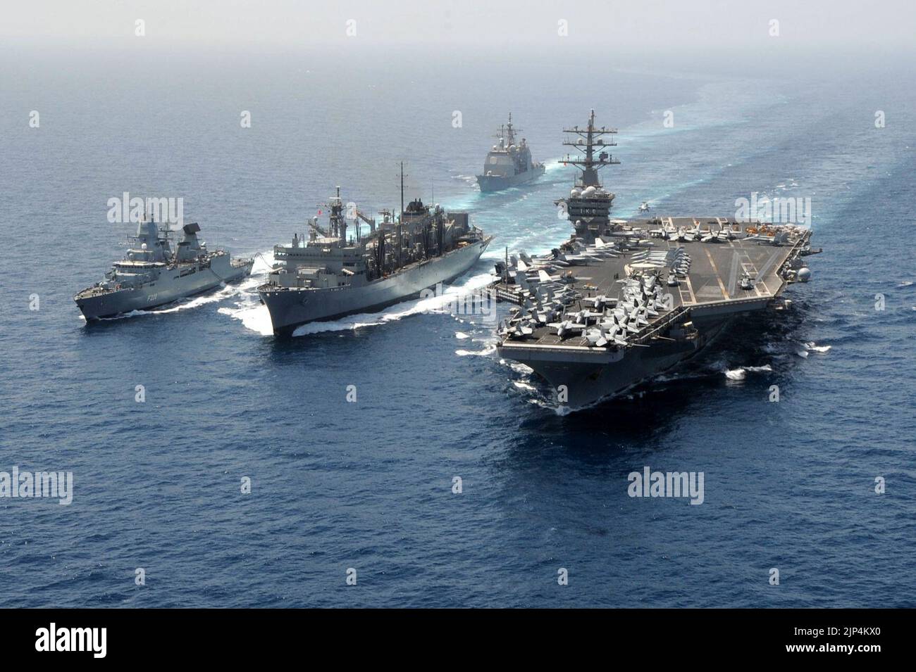 La fregata della marina tedesca FGS Hamburg (F220), a sinistra, e la portaerei USS Dwight D. Eisenhower (CVN 69), a destra, prendere il carburante e i negozi dal militare Sealift Command veloce nave di supporto combattimento USNS Bridge 130323 Foto Stock
