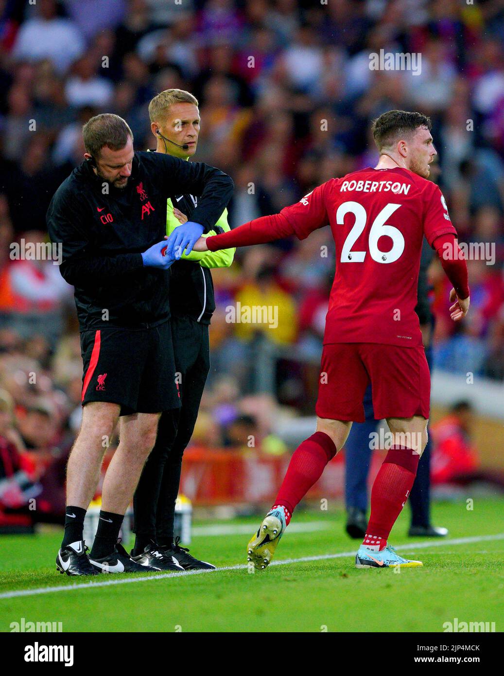 Andrew Robertson di Liverpool riceve cure mediche durante la partita della Premier League ad Anfield, Liverpool. Data immagine: Lunedì 15 agosto 2022. Foto Stock