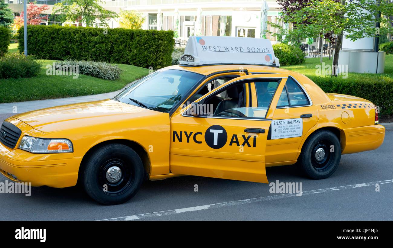Taxi Yellow Ford Crown Victoria New York City sul set durante le riprese di una scena cinematografica al Sofia Business Park di Sofia, Bulgaria, Europa, Balcani Foto Stock