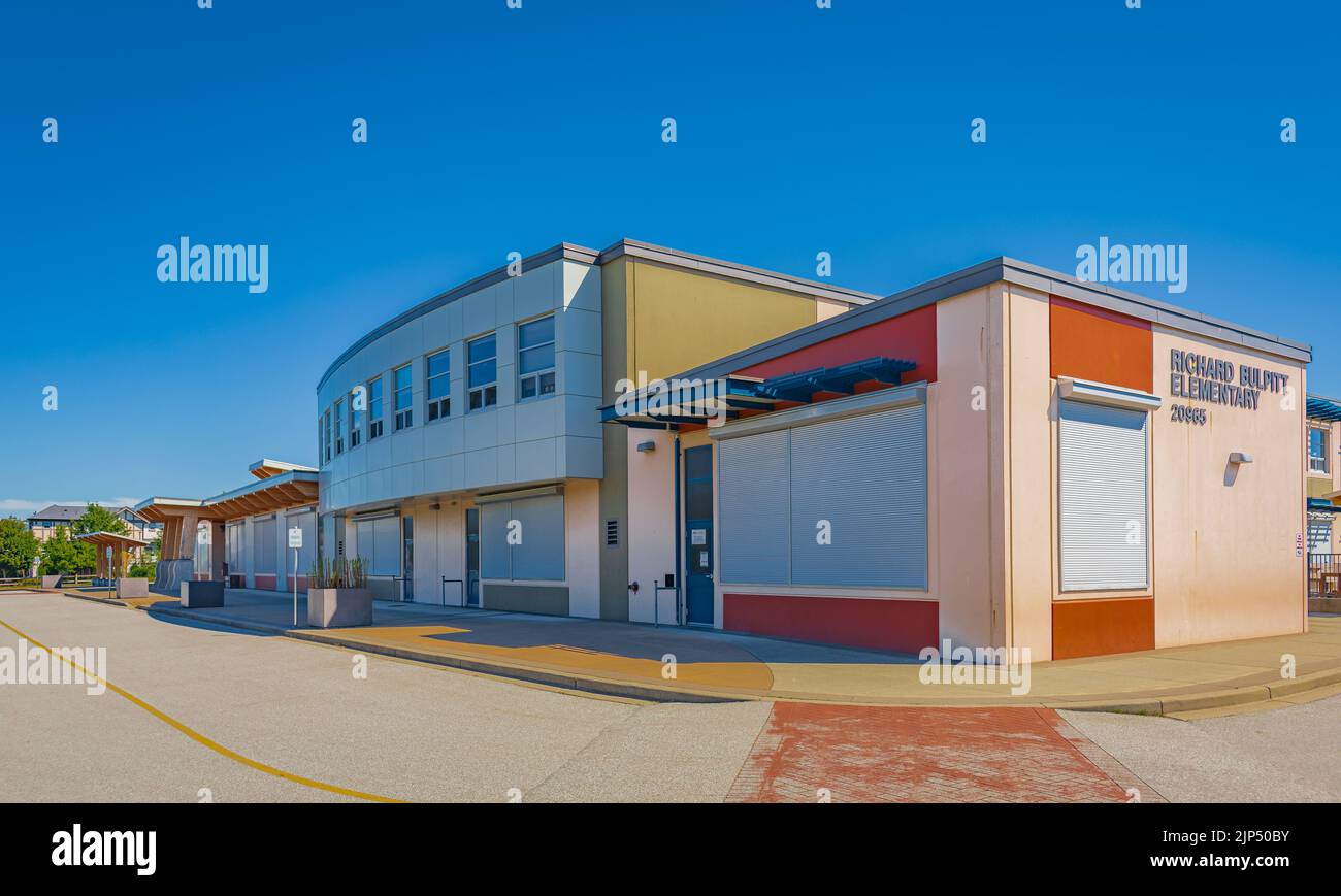 Vista dell'ingresso principale della scuola elementare Ruchard Bullpit. Architettura moderna di una scuola elementare pubblica in un giorno di sole-6,2022 agosto-Langley BC Foto Stock