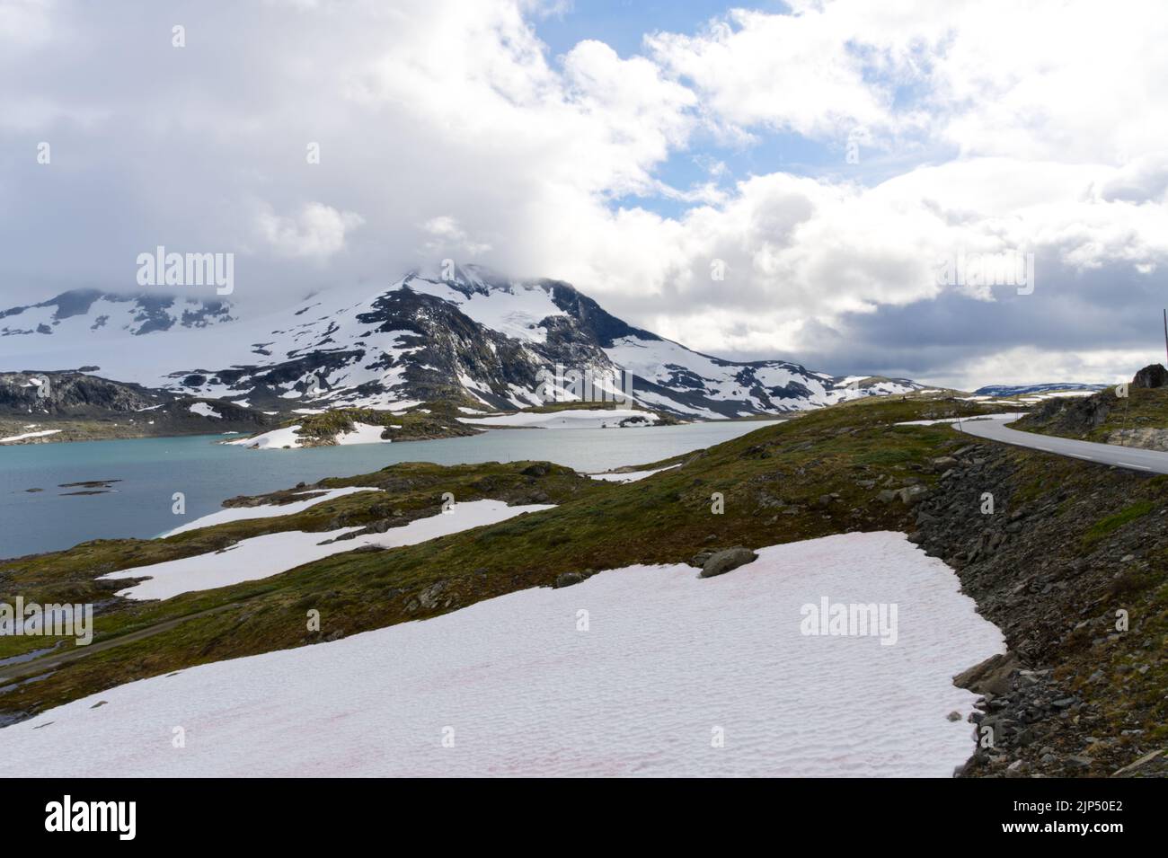 Norvegia strada di montagna con capanna e lago glaciale extra ampio panorama Foto Stock