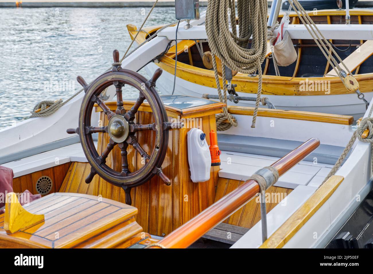 Timone su una nave storica in legno dettaglio tecnologia marina guida Foto Stock